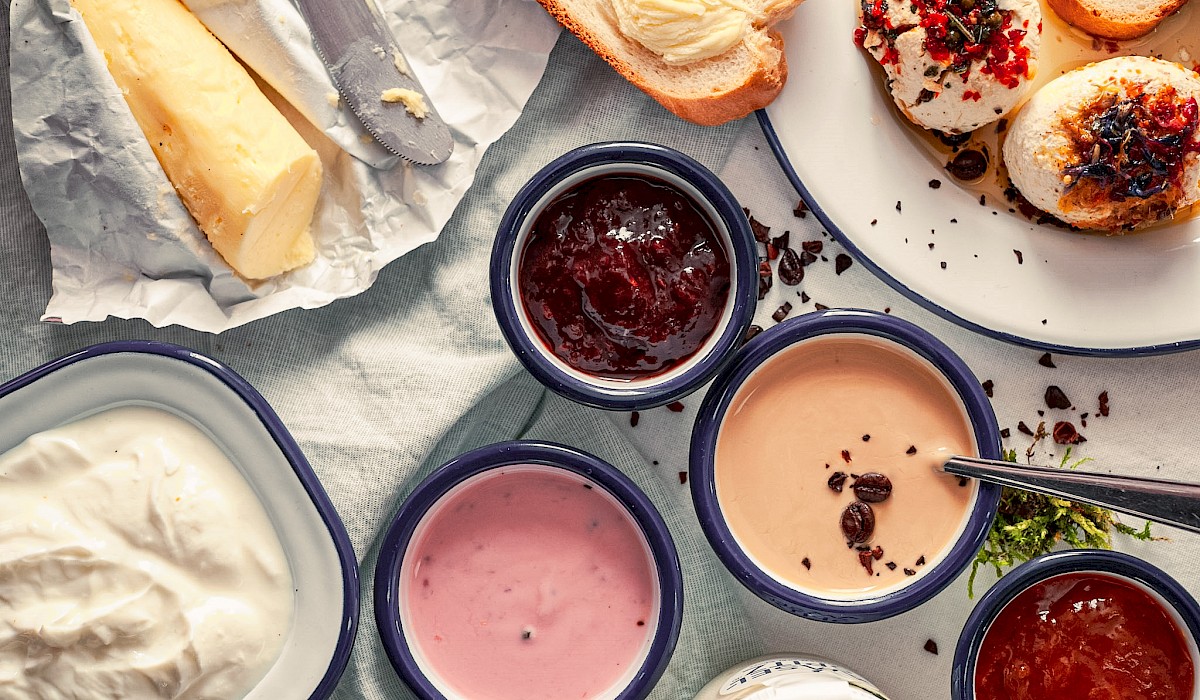 Frühstückstisch von oben mit geöffneten Amselspitz-Produkten